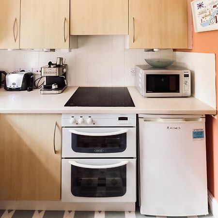 Beautiful Apartment In Guildford With Parking Send Exterior photo
