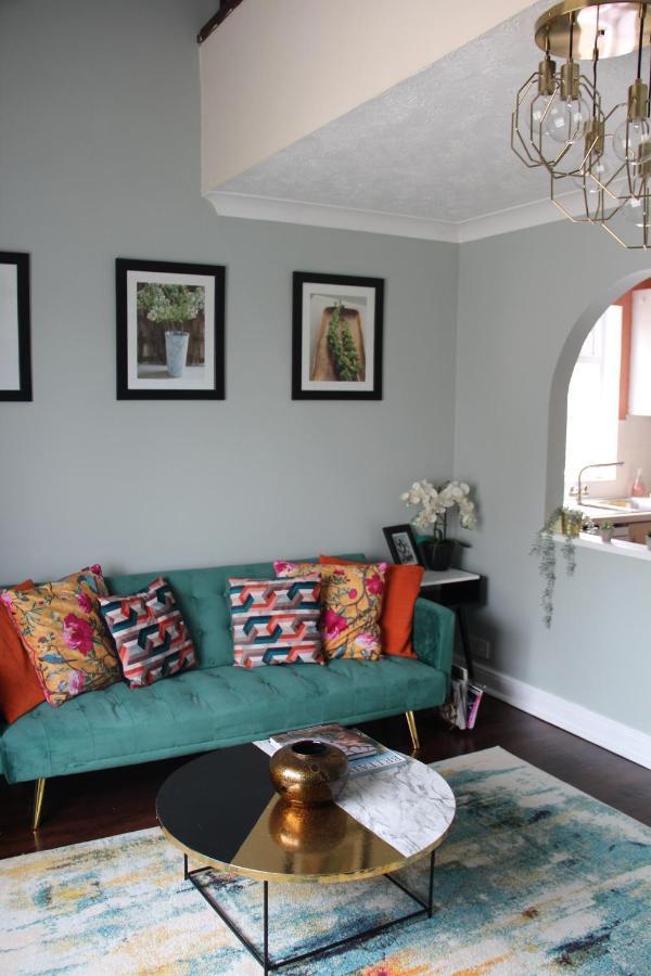 Beautiful Apartment In Guildford With Parking Send Exterior photo