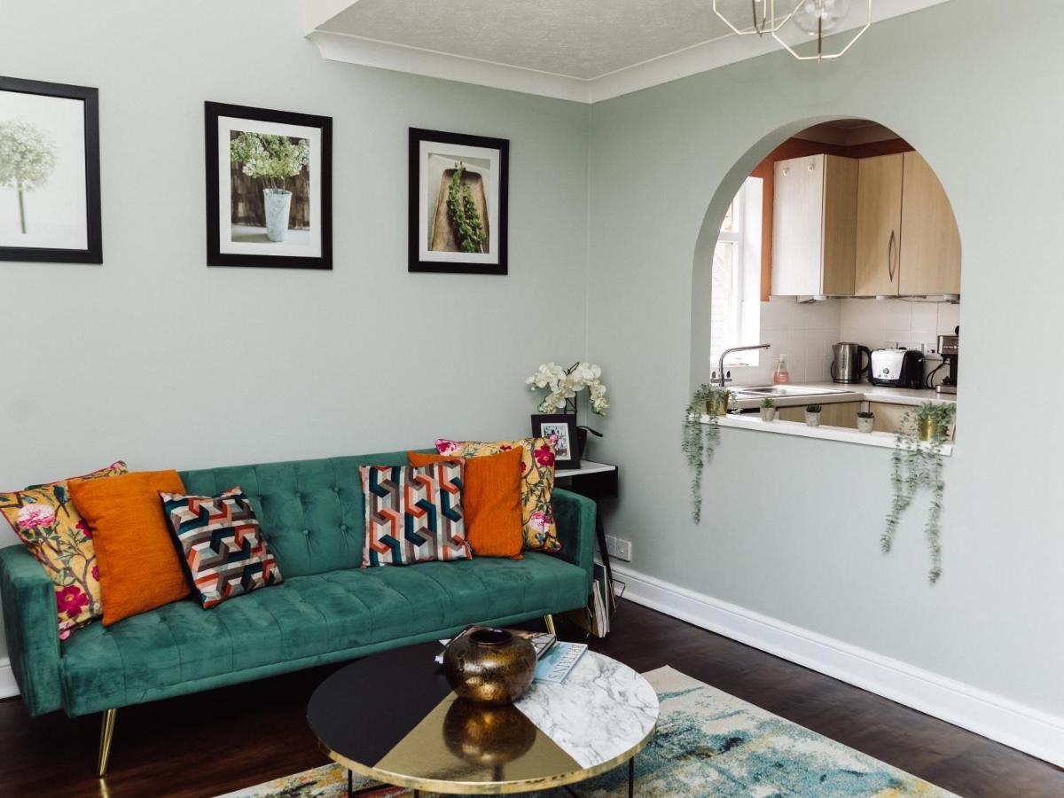 Beautiful Apartment In Guildford With Parking Send Exterior photo