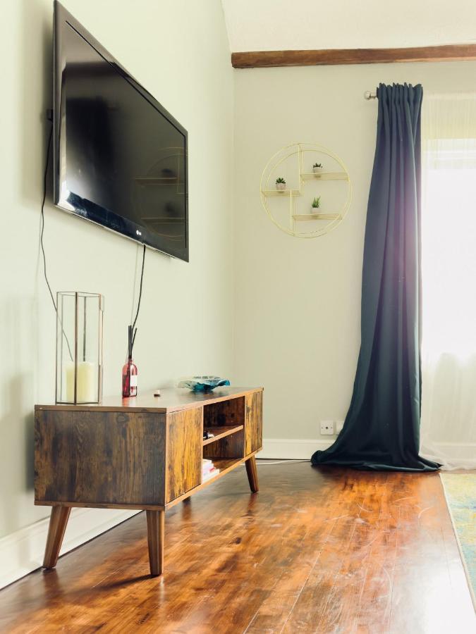 Beautiful Apartment In Guildford With Parking Send Exterior photo