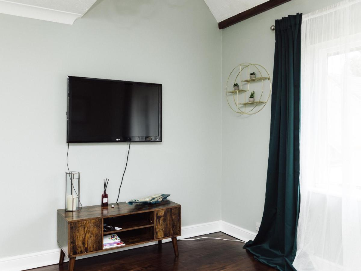 Beautiful Apartment In Guildford With Parking Send Exterior photo