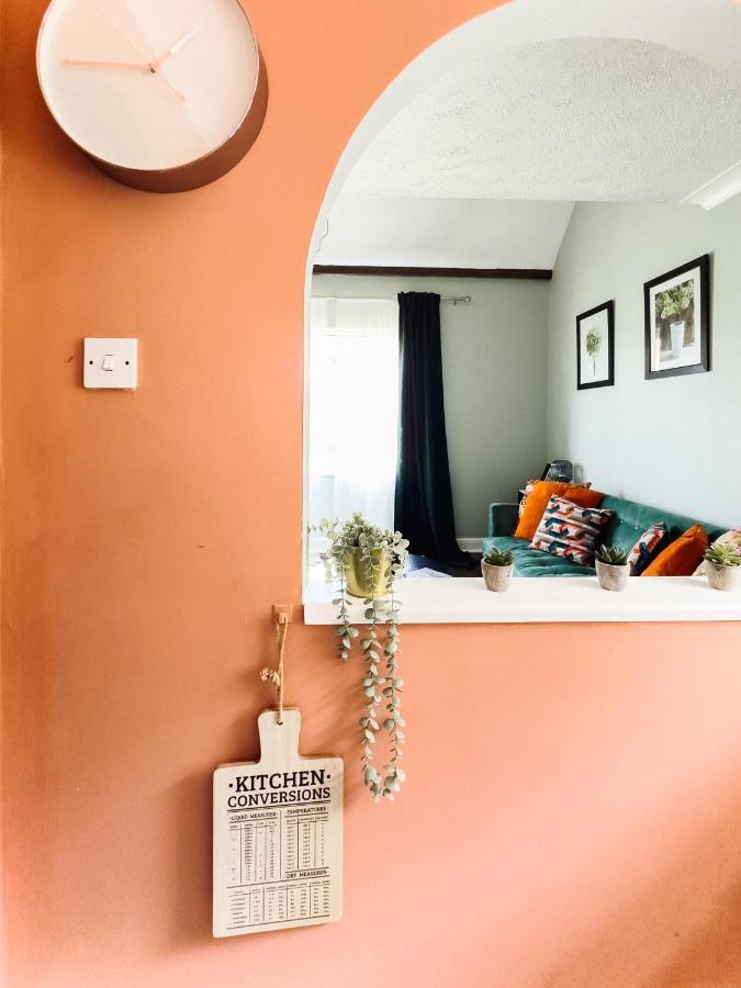 Beautiful Apartment In Guildford With Parking Send Exterior photo