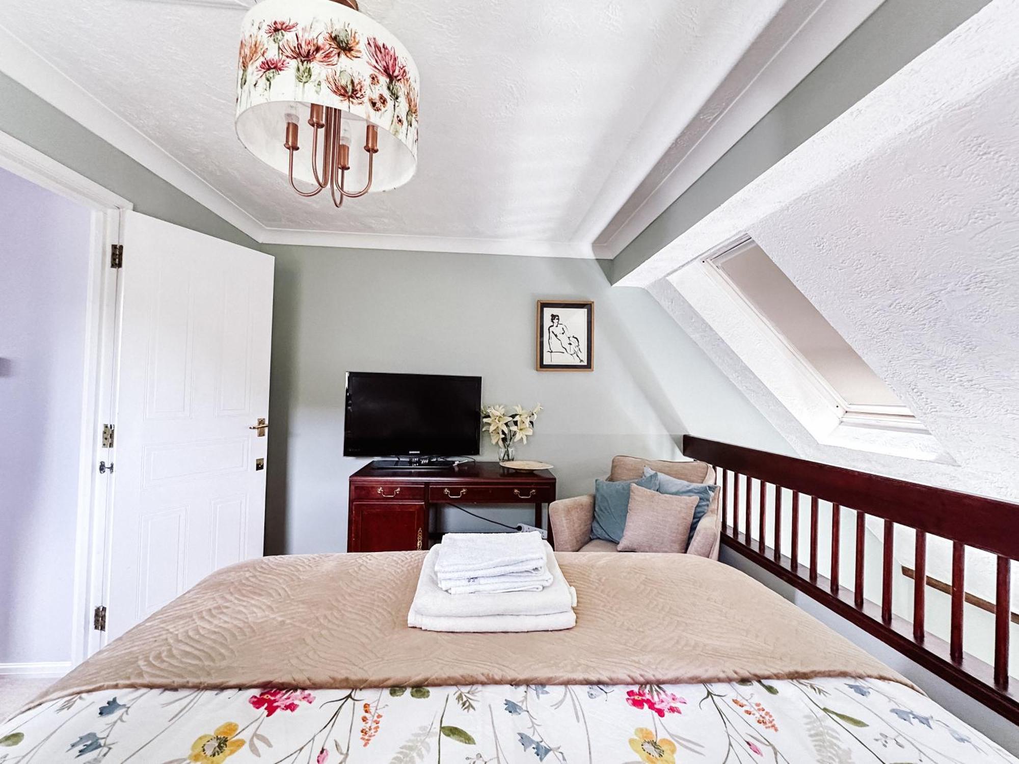 Beautiful Apartment In Guildford With Parking Send Exterior photo