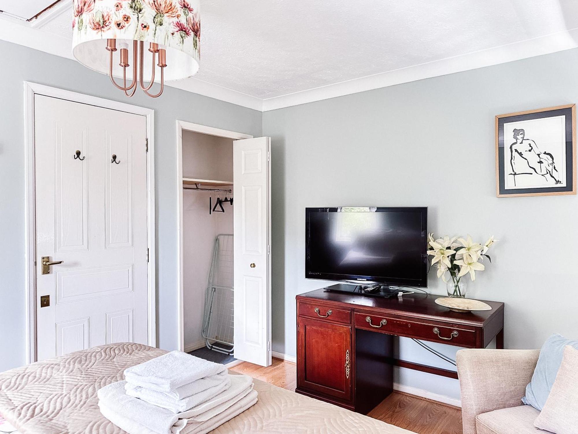 Beautiful Apartment In Guildford With Parking Send Exterior photo