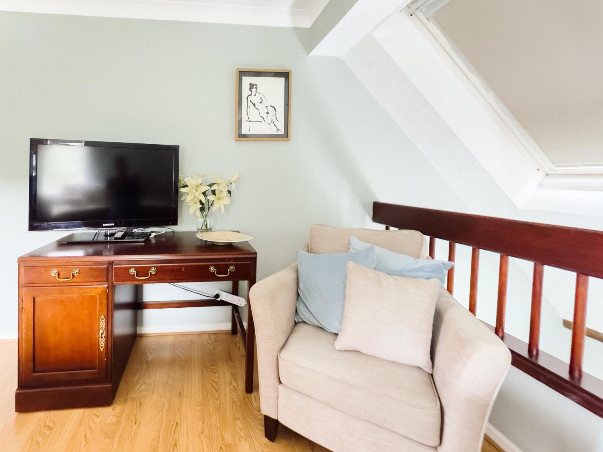 Beautiful Apartment In Guildford With Parking Send Exterior photo
