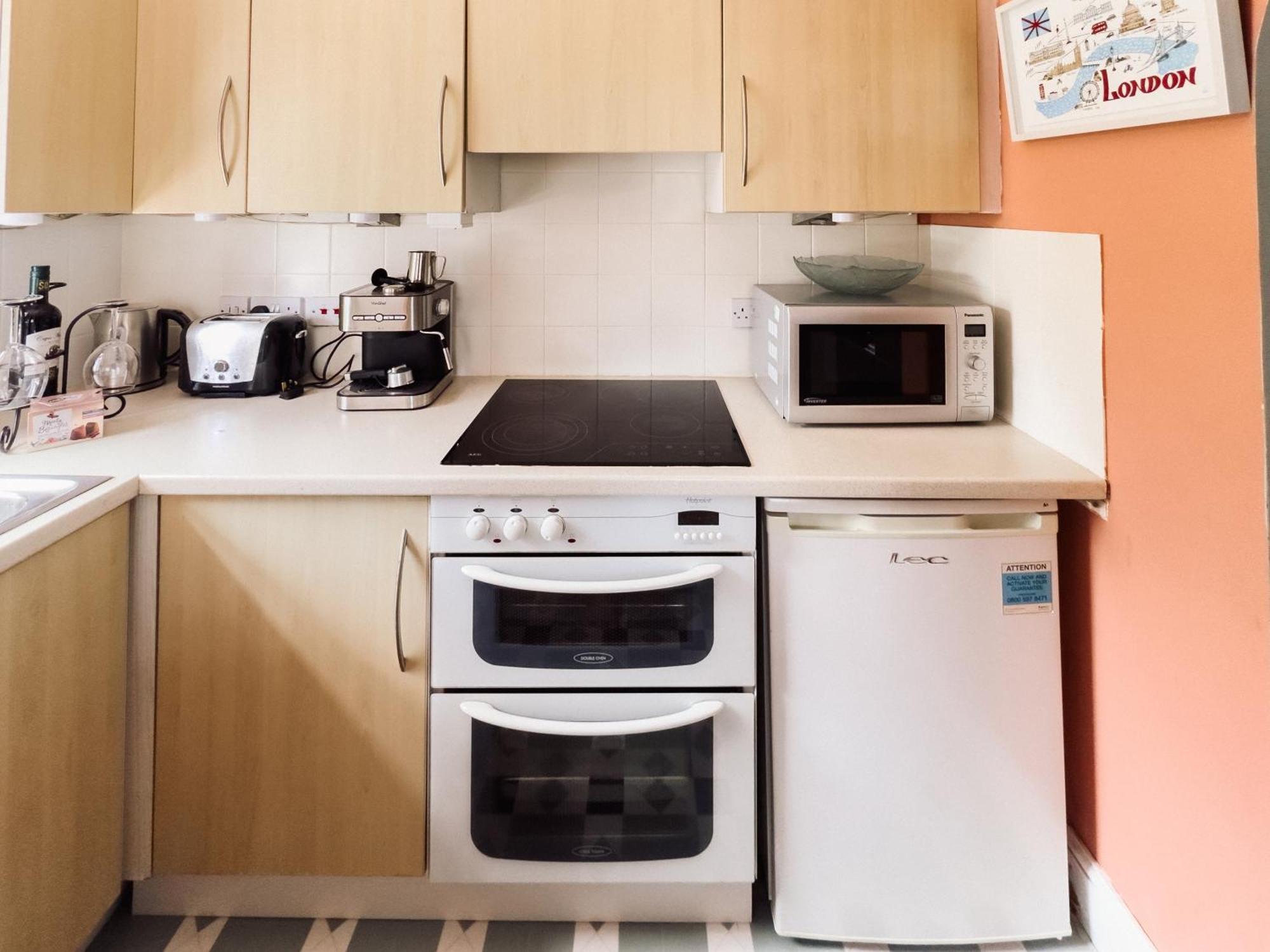 Beautiful Apartment In Guildford With Parking Send Exterior photo