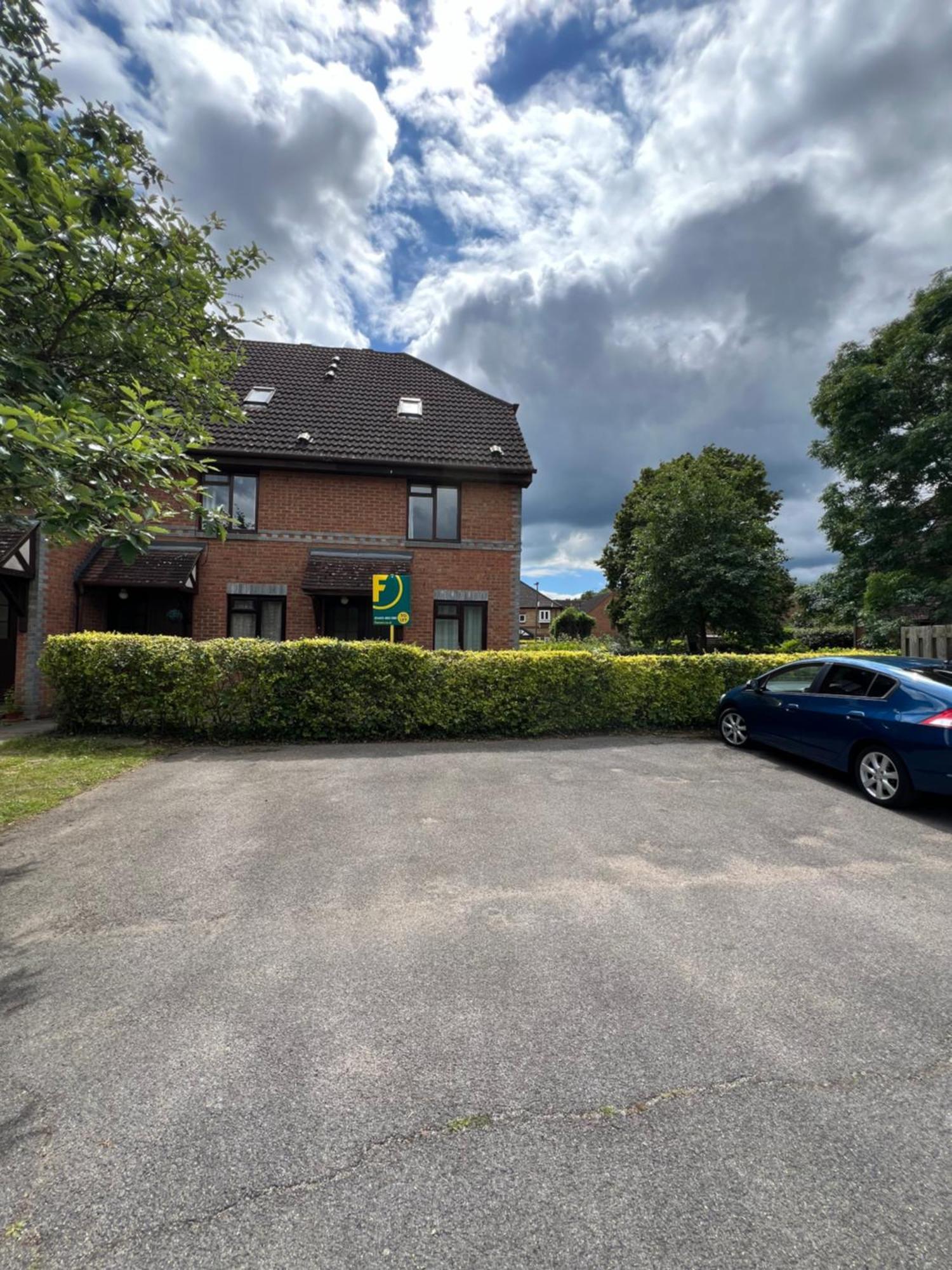 Beautiful Apartment In Guildford With Parking Send Exterior photo